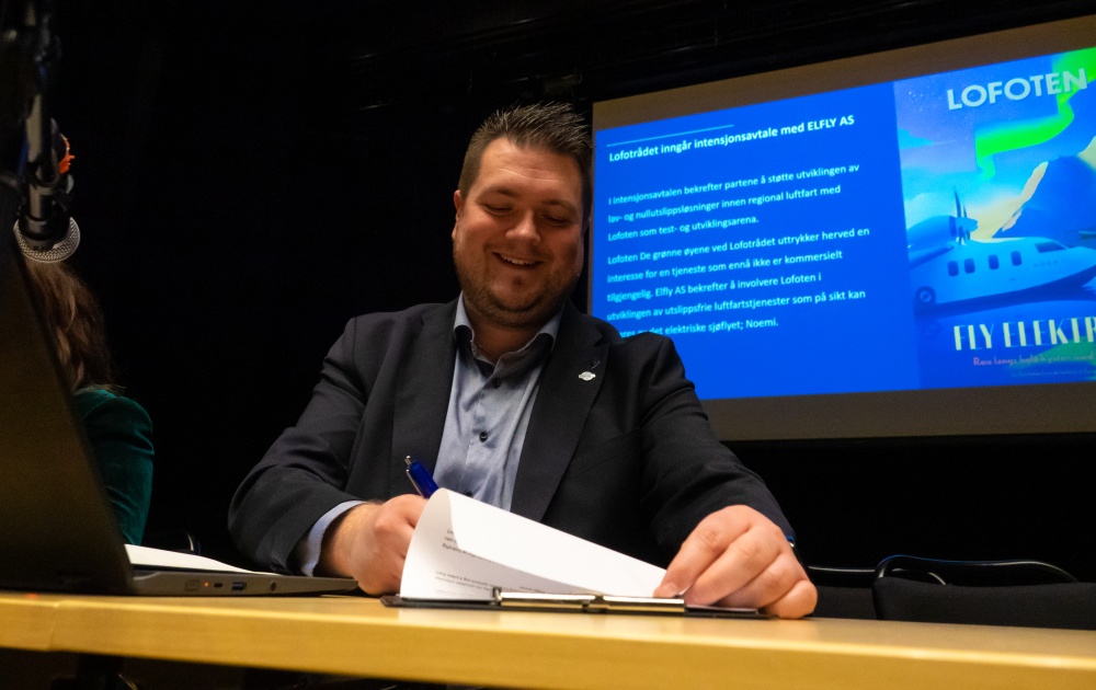 Vågan Ordfører signerer intensjonsavtale med Norsk Elfly