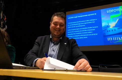 Vågan Ordfører signerer intensjonsavtale med Norsk Elfly